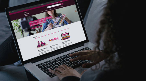 Person använder laptop som visar Folkbildningsrådets webbplats med rubriken ’Folkbildningen stärker och utvecklar samhället och demokratin'.